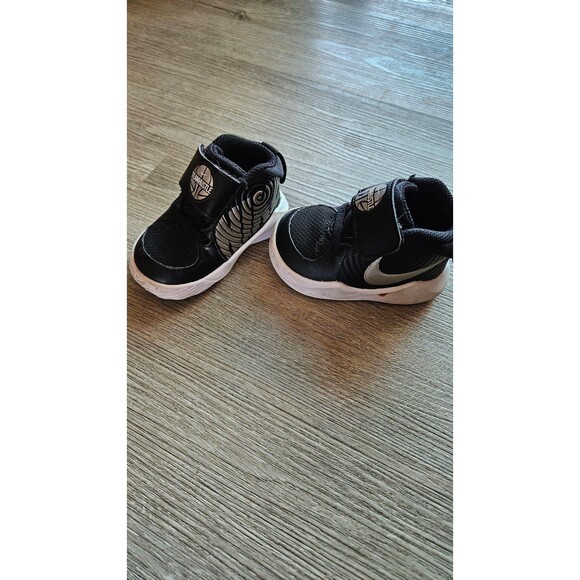 Nike team hustle baby shoes 3c black silver sneaker - Picture 1 of 4